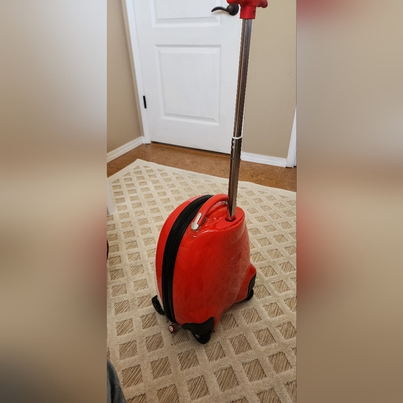 Kid's remote controlled Hedgehog Carry On Luggage - Picture 7 of 7